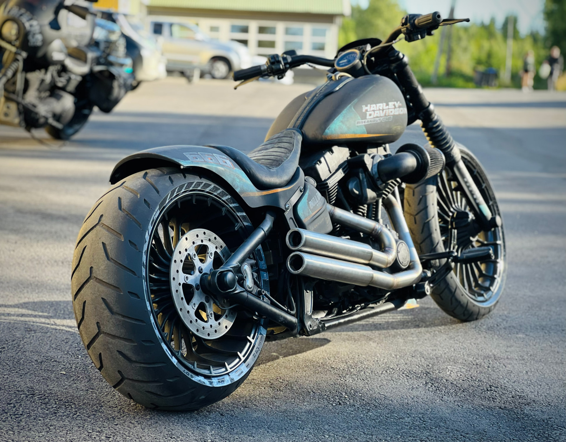 Rear three-quarter view of the Breakout CVO with fat rear tyre